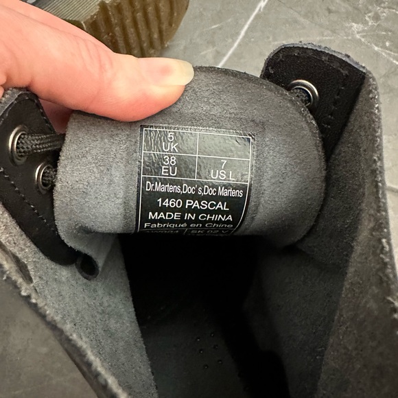 Dr.Marten’s 1460 Pascal Wild Hearts Combat boots size 7 like new - Picture 2 of 5